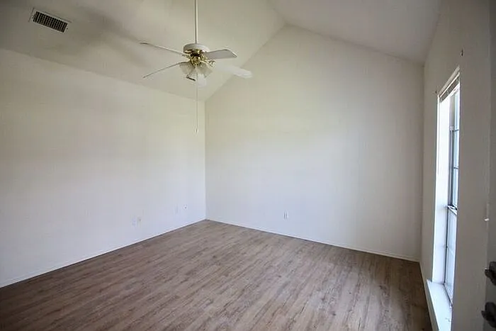 114 Collett Ct — Photo 5