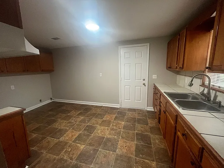 112 Adams St — Photo 4