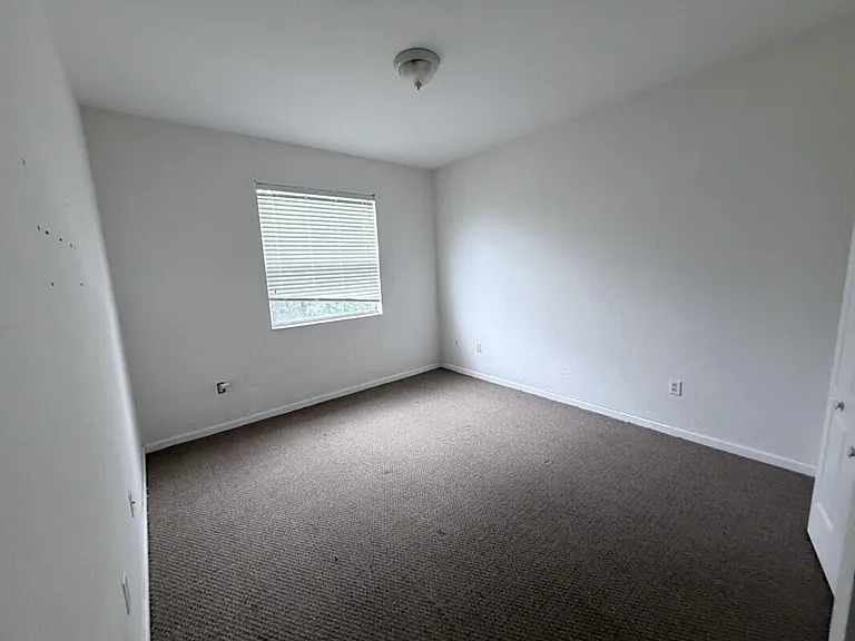 3760 NE 15th St — Photo 8