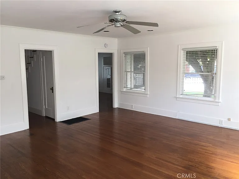 1085 Loma Dr — Photo 3