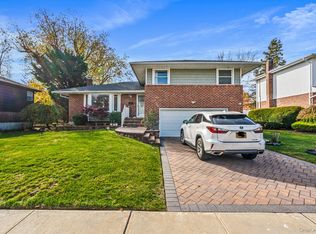 15 Vista Rd, Plainview, NY 11803