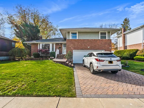 15 Vista Road, Plainview, NY 11803