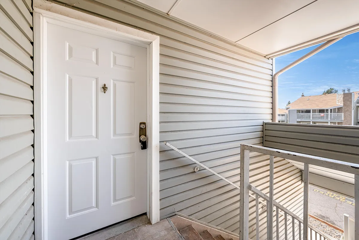 Building Photo - 942 S Walden St #208