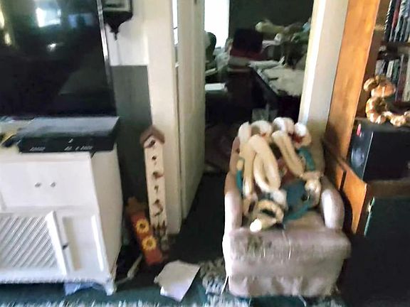 2nd image of 210 E Tehachapi Blvd