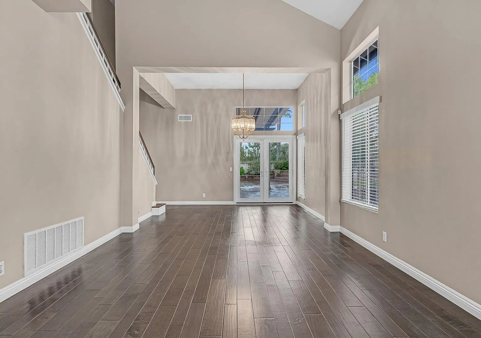Spacious 4br/2.5ba Home Located In Beautiful Laguna Hills — Photo 3
