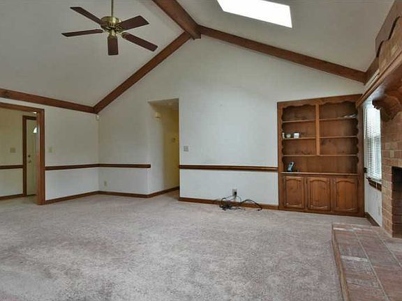3rd image of 612 Blackthorne Dr