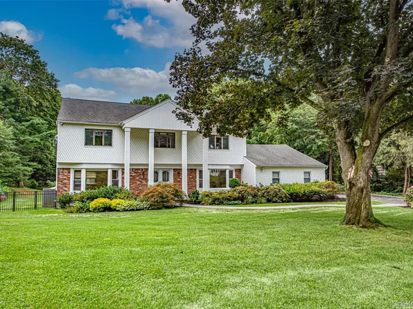 24 Norma Lane, Dix Hills, NY 11746