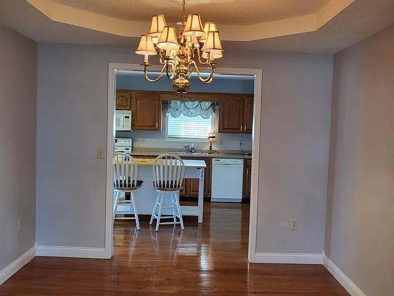 135 Kirkwood Dr — Photo 7
