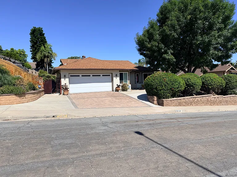 2134 Merlyn Pl — Photo 2