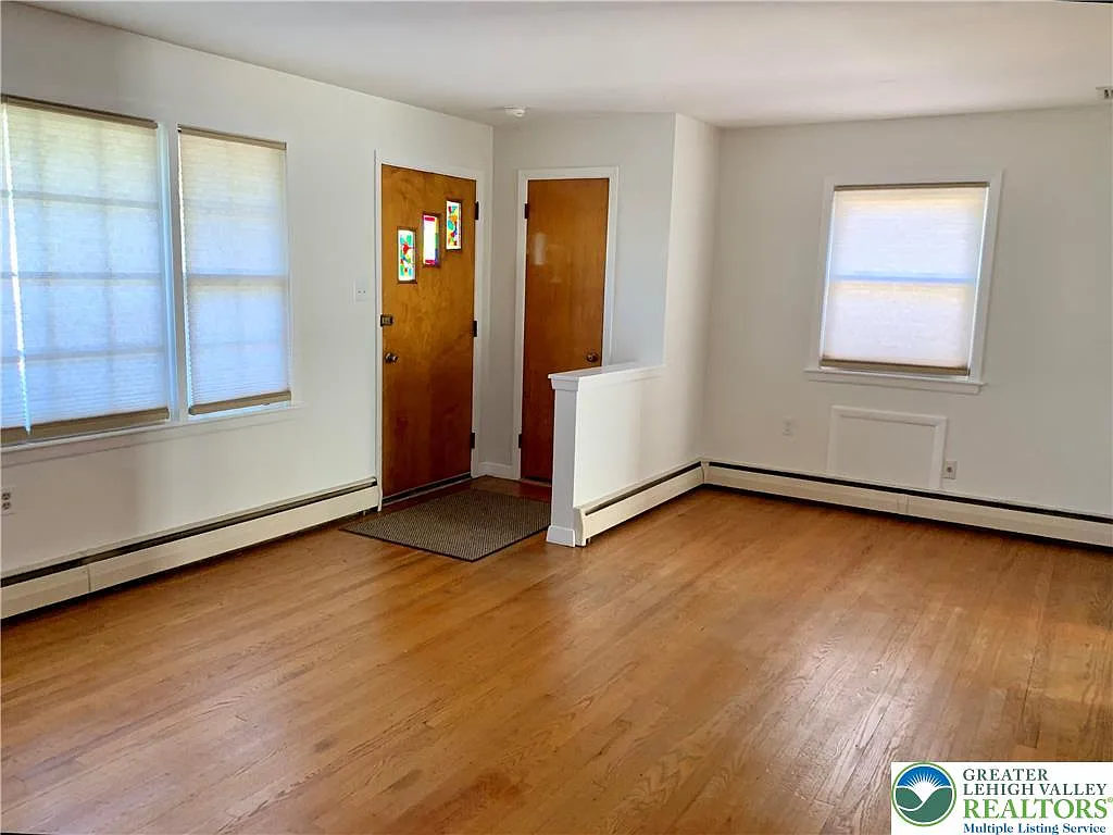 3 bed, 2.0 bath, 1470 sqft, $2,300 — Photo 3