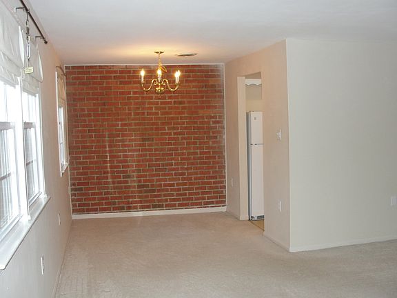 3rd image of 904 Yardley Cmns