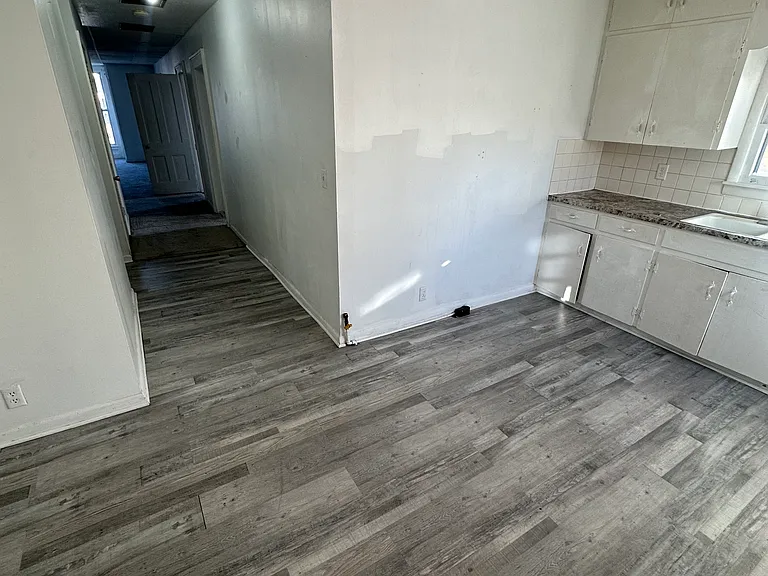 325 E 4th St W — Photo 9