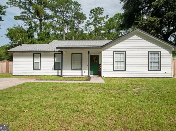 300 Village Dr, Woodbine, GA 31569