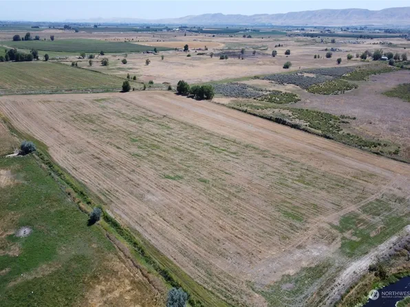 11280 Branch Road, Harrah, WA 98933