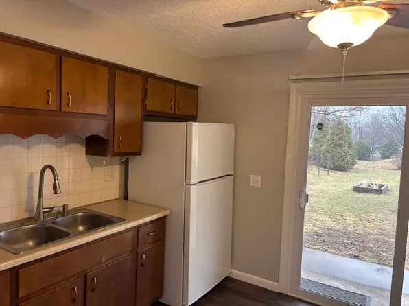 304 Robinhood Ln #E, Bloomington, IL 61701