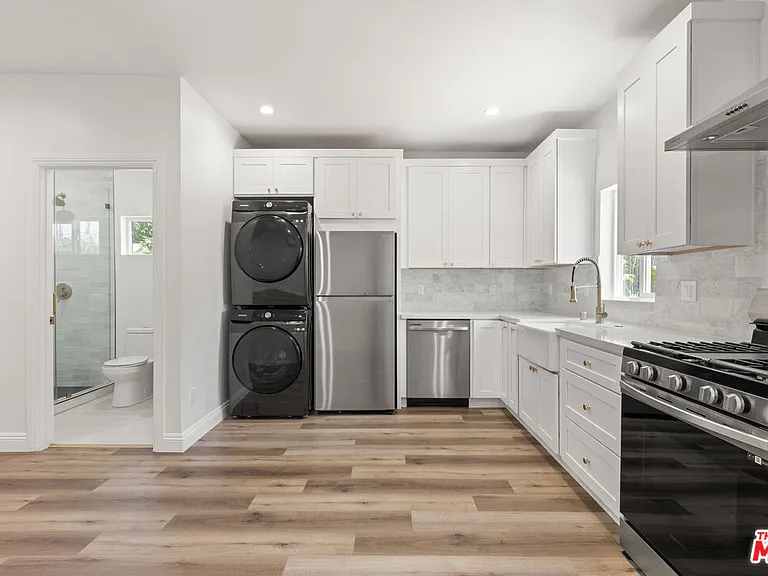 8017 Airlane Ave — Photo 6