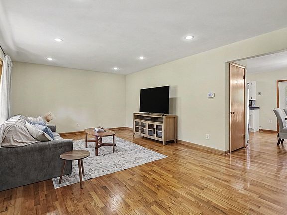 5th image of 205 Jakway Ave
