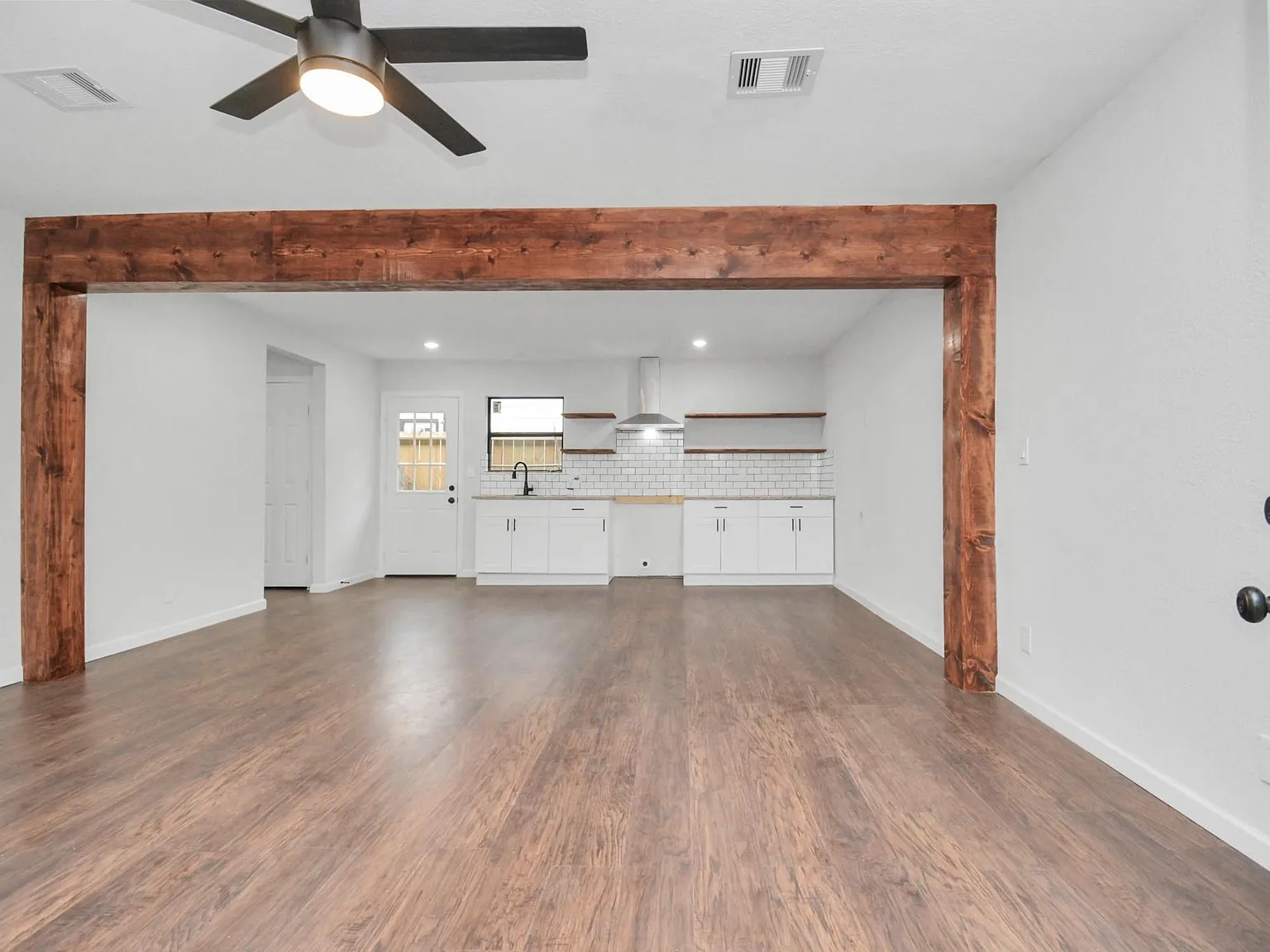3 bed, 1.0 bath, 1877 sqft, $1,650 — Photo 4