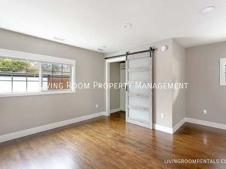2040 SW Huntington Ave — Photo 9