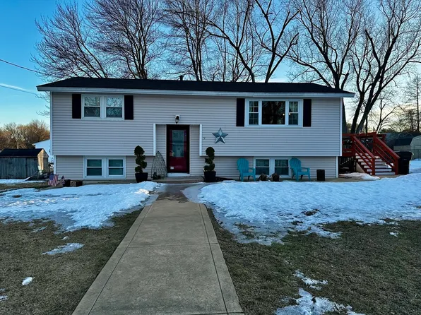 9 Hampshire Cir, Hudson, MA 01749