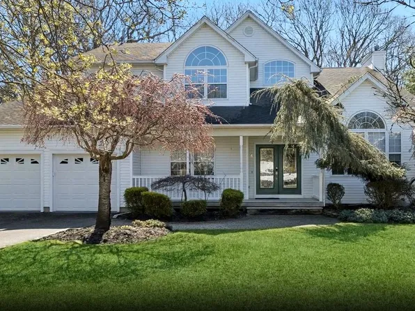 4 Crystal Court, Smithtown, NY 11787