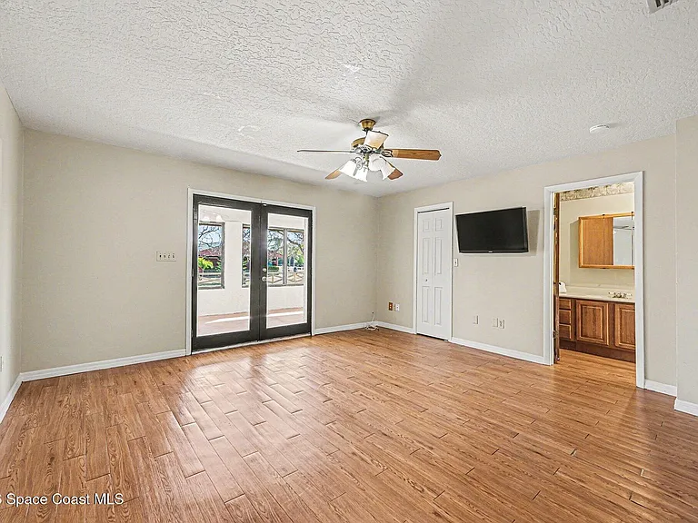 525 N Burnett Rd — Photo 7