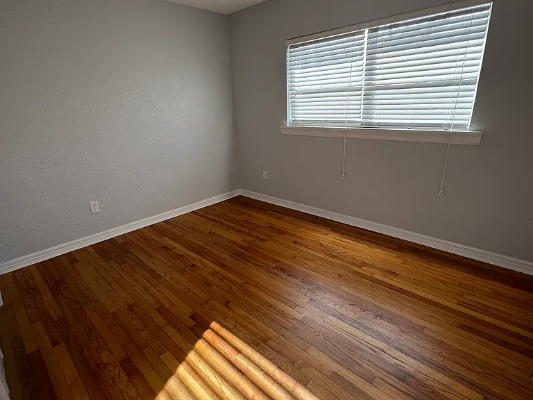 1011 N Pine St — Photo 13
