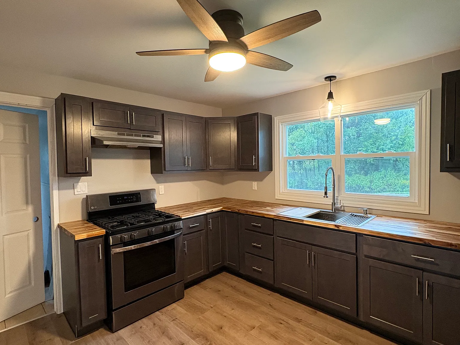 2 bed, 850 sqft, $1,350 — Photo 3