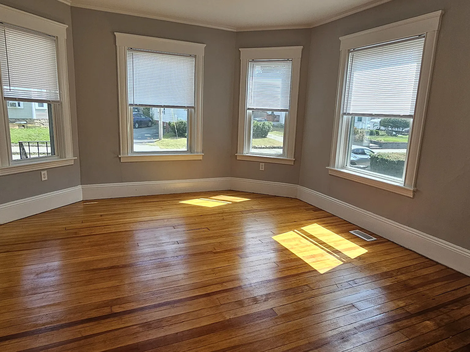 3 bed, 1200 sqft, $2,900 — Photo 4