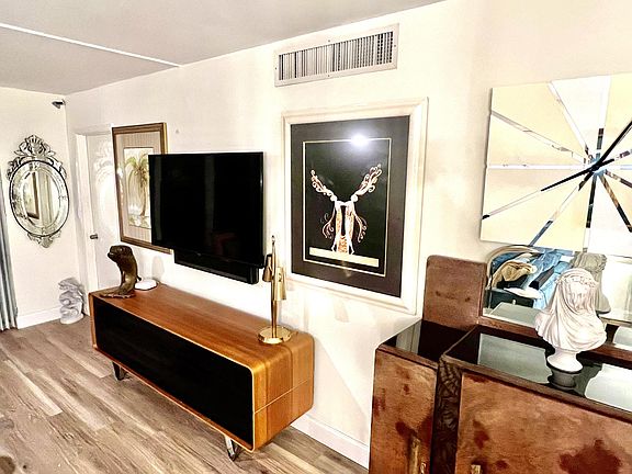 5th image of 907 Cypress Terrace #201