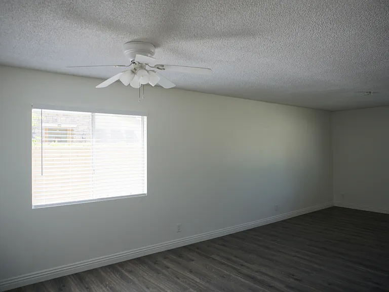 343 E 21st St #A — Photo 2