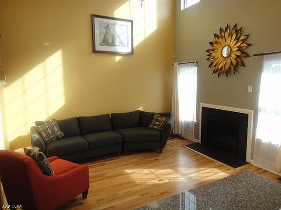 4th image of 15 Shadowlawn Dr