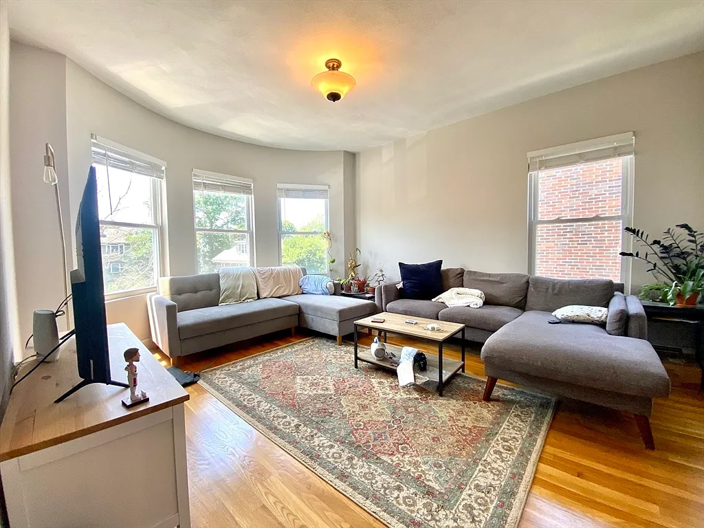 4 bed, 1800 sqft, $6,800 — Photo 2