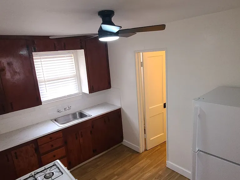 504 W Flores St — Photo 6
