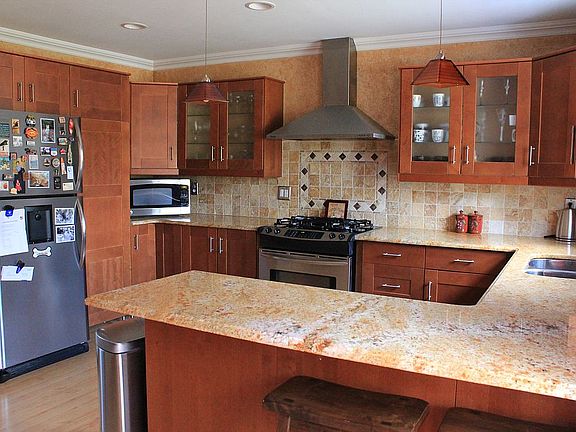 Kitchen w\Granite,SS apps