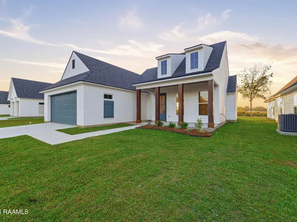 110 Fountain Meadow Dr, Broussard, LA 70518
