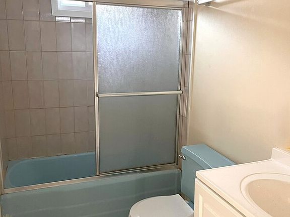 4th image of 824 Main St APT 2R