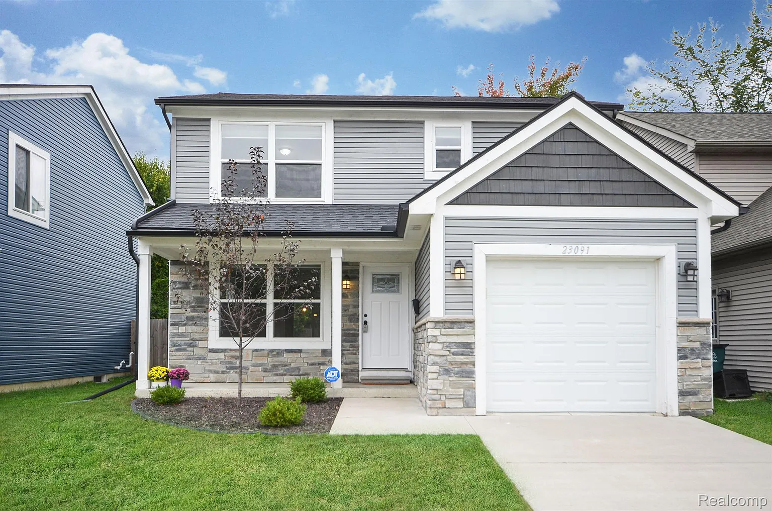 23091 Reynolds Ave photo 1