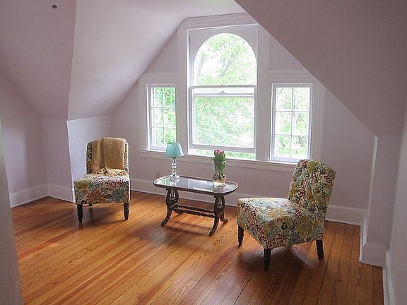 2nd image of 41 Montague Pl APT 3