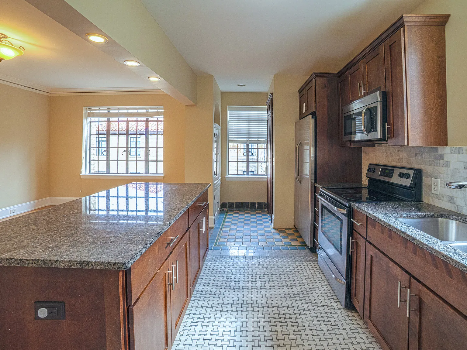 2 bed, 1220 sqft, $1,700 — Photo 4