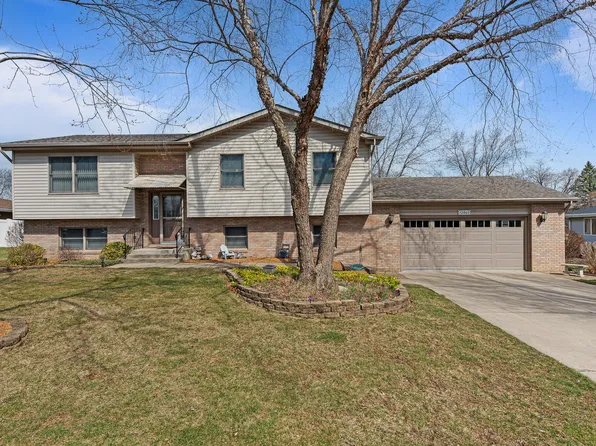 12060 S Oakwood Dr, Saint John, IN 46373