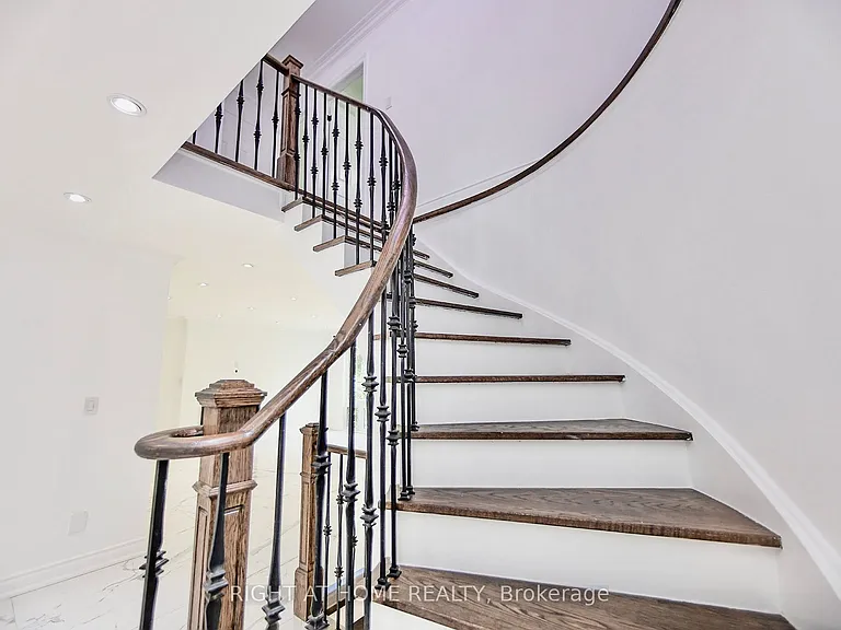 89 W Yonge Blvd NW — Photo 26