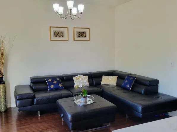 861 Lewisburg Ln, Aurora, IL 60504