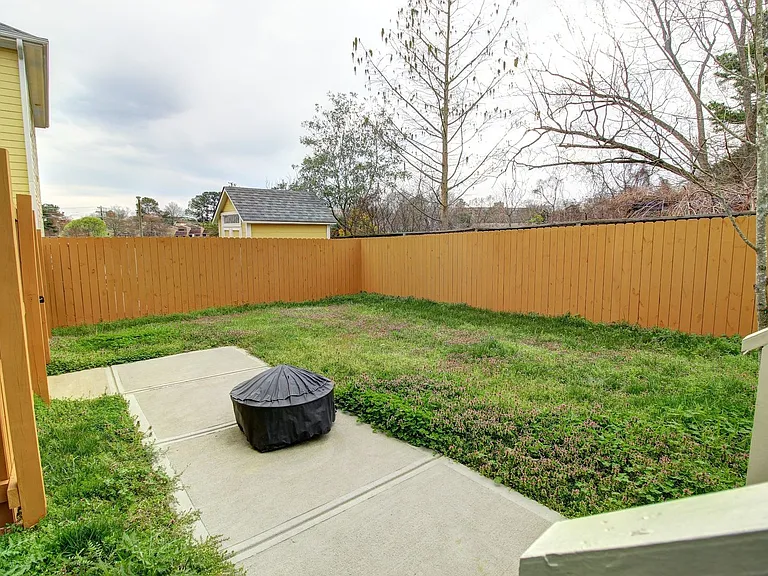 223 Elizabeth St — Photo 27