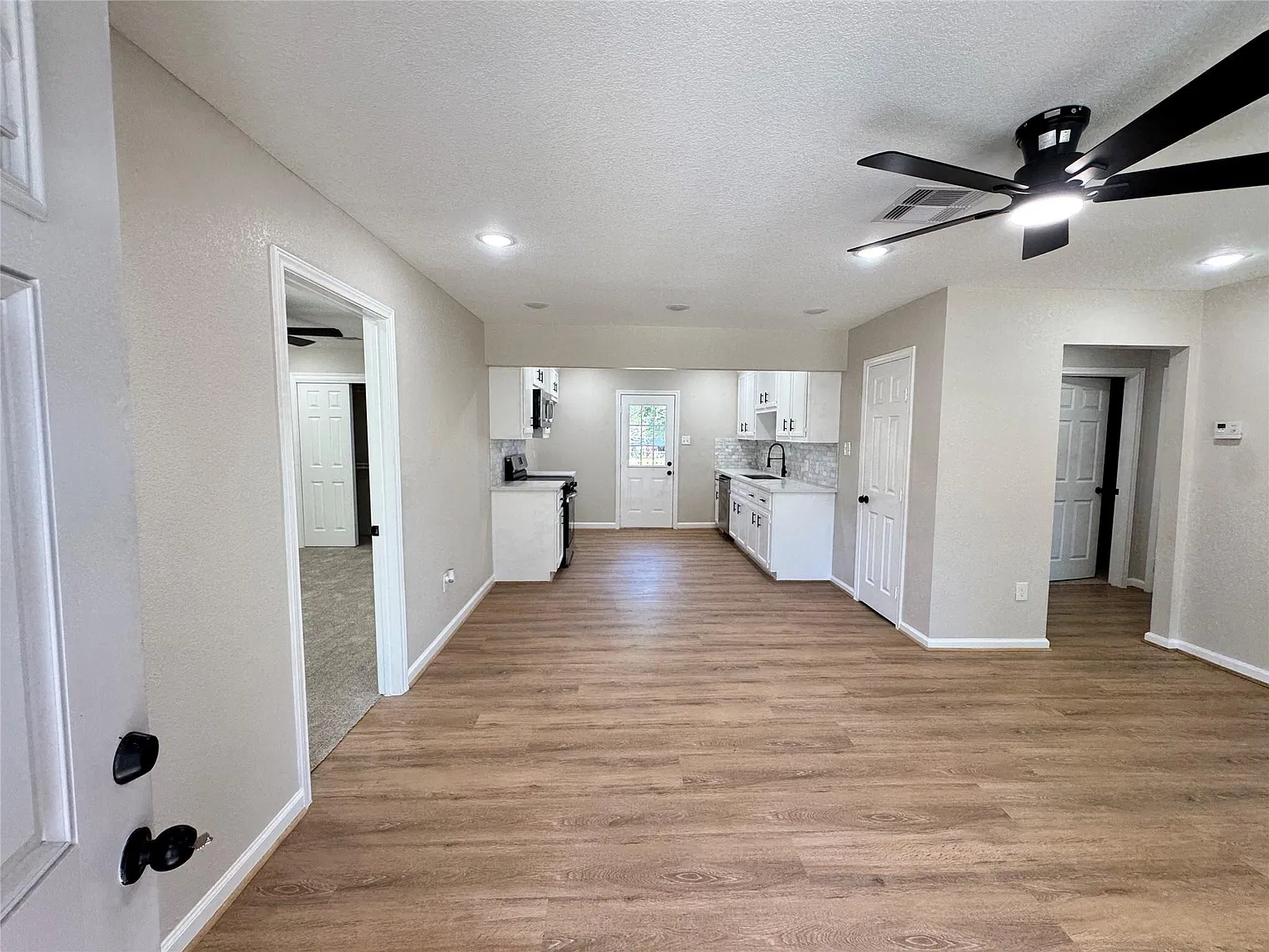 3 bed, 2.0 bath, 1057 sqft, $1,750 — Photo 2
