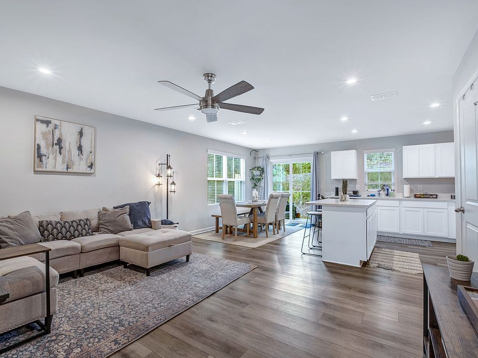 Open living space great for entertaining!