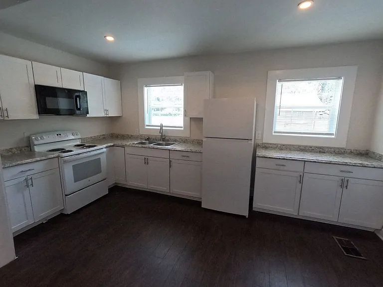 966 S Greer St — Photo 7