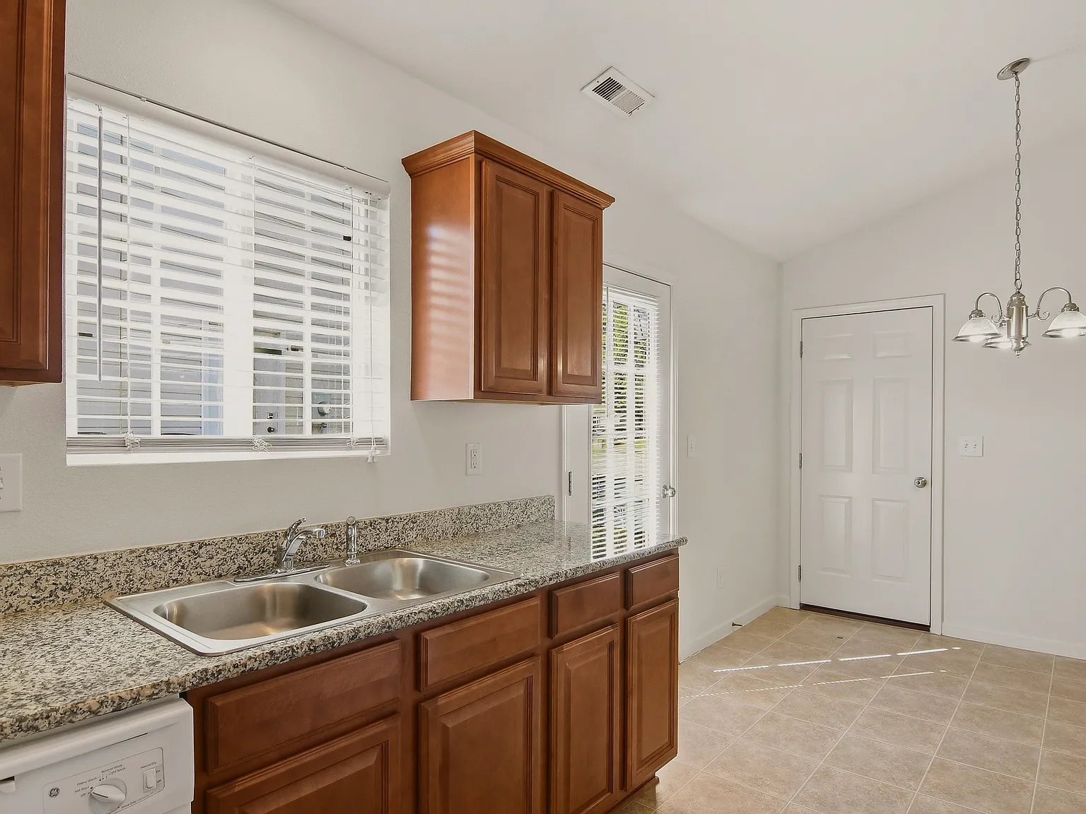 3 bed, 1276 sqft, $1,750 — Photo 4