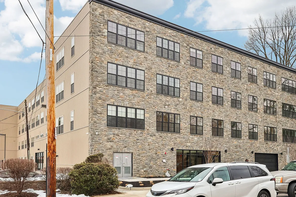 Building Photo - 20 West
