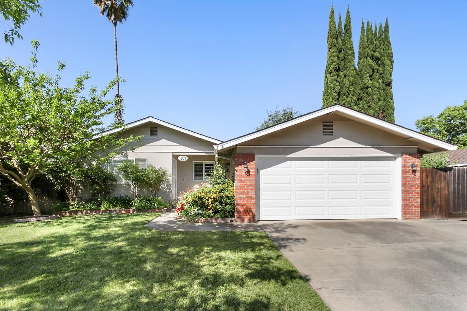 1609 Manzanita Ln photo 1
